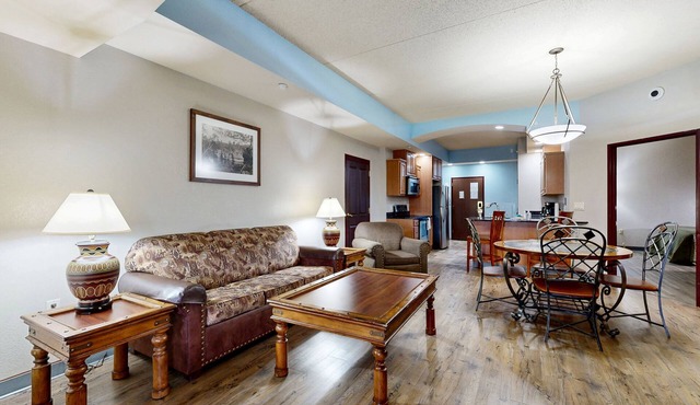 Chula Vista condo with jetted tub, on-site golf, & fireplace - great location