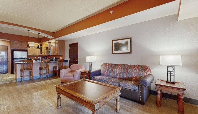 Chula Vista condo w/whirlpool, fireplace, central AC & playground
