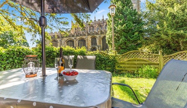 Church Cottage - a cotswold cottage that sleeps 4 guests in 2 bedrooms