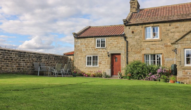 CHURCH FARM ANNEX, pet friendly, with a garden in Ripon