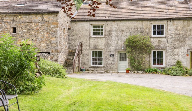 CHURCH FARM COTTAGE, family friendly, with open fire in Buckden