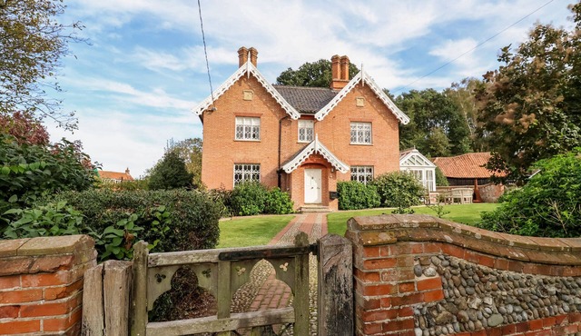 CHURCH FARM, DUNWICH, pet friendly, with open fire in Westleton