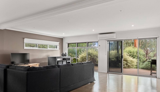 Church St close to Red Rocks beach, large spacious home with 2 living areas