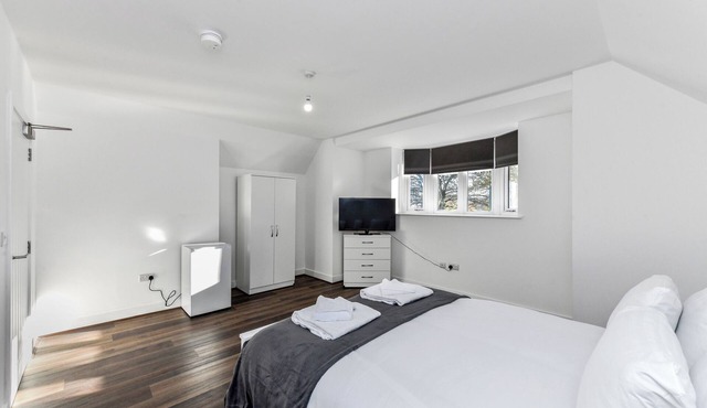 Church Street Flat 13: Minimalist Studio in Basford