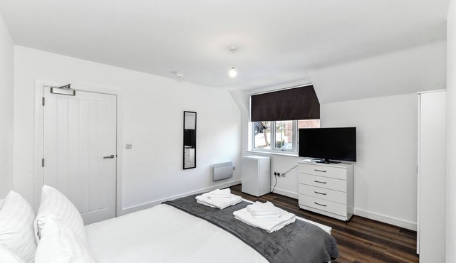Church Street Flat 12: Minimalist Studio in Basford