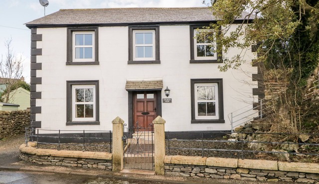 CHURCH VIEW, pet friendly, with open fire in Broughton-In-Furness