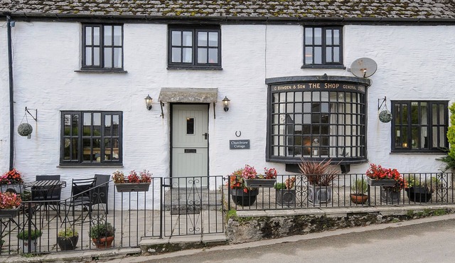 CHURCH VIEW COTTAGE, pet friendly, with a garden in Pelynt