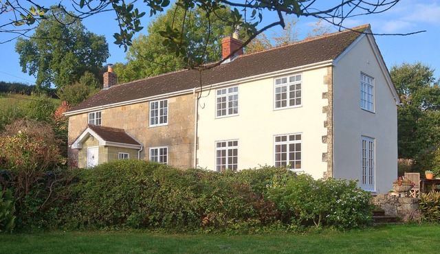 CHURCH VIEW, family friendly, with open fire in Tisbury, Near Bath