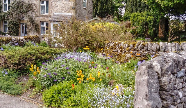 CHURCH VIEW, family friendly, character holiday cottage in Biggin