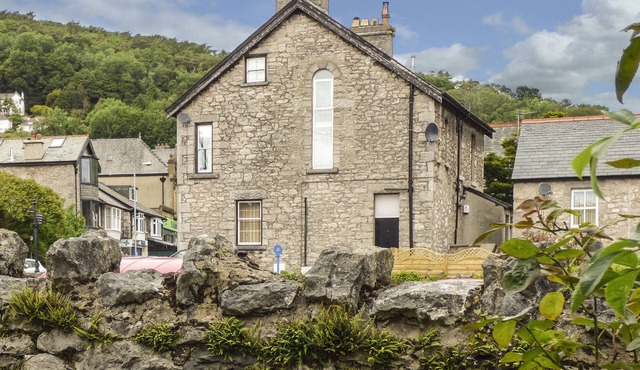 CHURCH VIEW, pet friendly, with open fire in Grange-Over-Sands