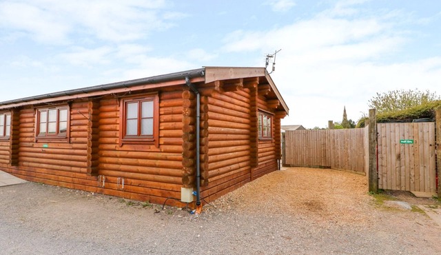 CHURCH VIEW, pet friendly, with pool in Greetham, Rutland