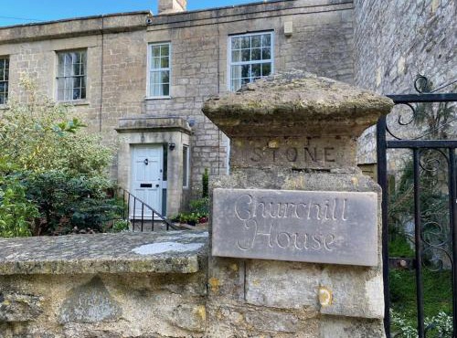 Churchill House - Two Bedrooms - Street Parking - Garden