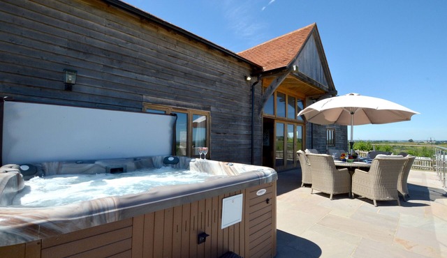 Churchlands Barn - Four Bedroom House, Sleeps 8