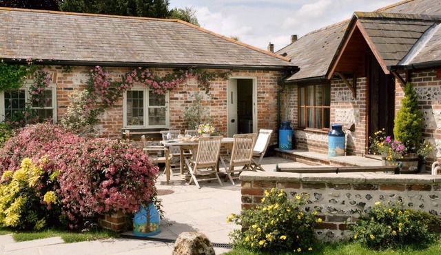 CHURN HOUSE, pet friendly, character holiday cottage in Dewlish