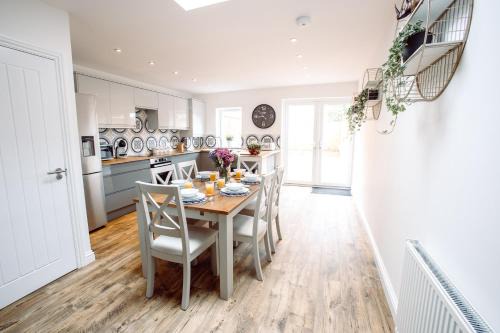 Chute House 4 Bed House Private Garden City Ccenter