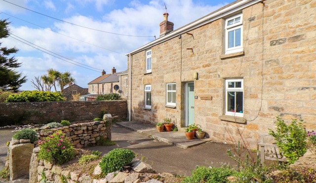 CHY LOWENA, family friendly, character holiday cottage in Pendeen