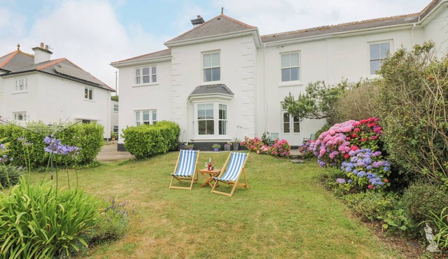 CHYNANCE, character holiday cottage, with open fire in Porthcurno