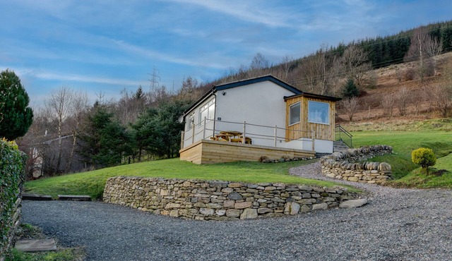 CIARAN COTTAGE, pet friendly, with open fire in Kenmore