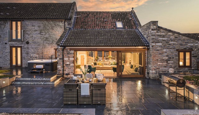 Cider Barn sleeping 12 with hot tub and Spa facilities.