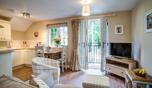 CIDER PRESS, romantic, character holiday cottage in Burford