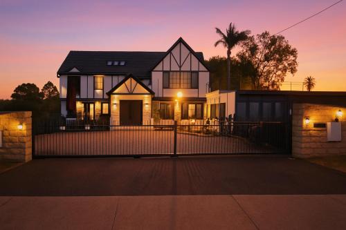 Cielo Flaxton, Newly Renovated Luxury Accommodation with Ocean and Iconic Views