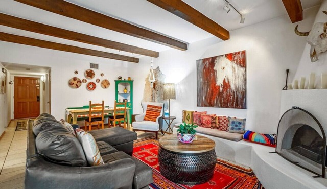 Cielo Grande · Near Santa Fe Plaza, Small Fenced Yard, Parking