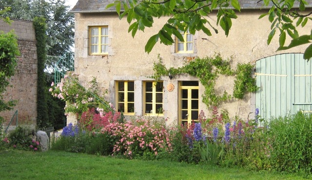 Ciezalel's gardens: a traditional farm in Morvan, animals are welcome