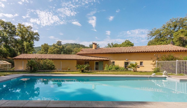 "Cigale" Room with Shared Pool, Wi-Fi, and Air Conditioning