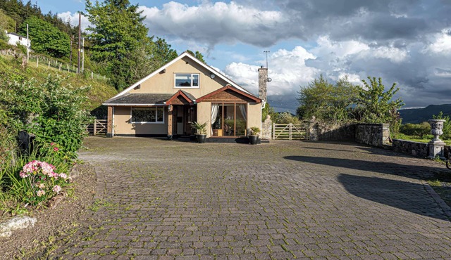 CILFAN, pet friendly, character holiday cottage in Llanrwst