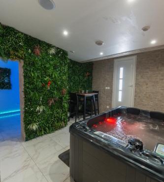Cinéma Room avec Jacuzzi Privatif