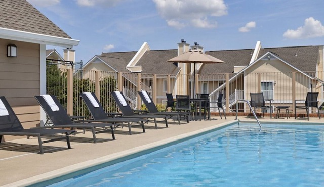 Cincinnati Getaway! 2 Spacious Units, Full Kitchen, Pool, FREE Parking & Bfast!