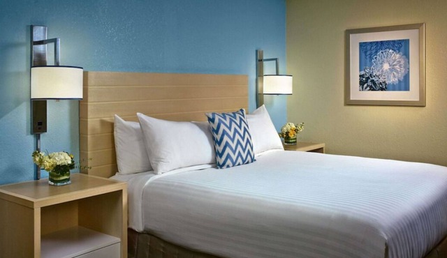 Cincinnati Getaway! 3 Spacious Units, Full Kitchen, Pool, FREE Bfast & Parking!