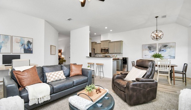Cinco Ranch Furnished 1 Story Home, King Beds, Walking Trail, Sleeps 6+