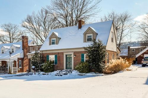 Cincy Area Bungalow with Deck and Yard, Pets Welcome!