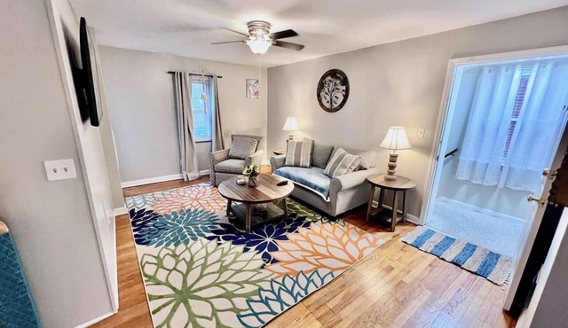 Cincy Furnished Stays Comfy Cozy Safe 2nd Floor Aptmnt 13 Min to UC Med