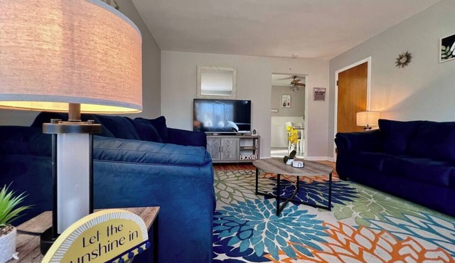 Cincy Furnished Stays Spacious Golden Retreat Christ Hospital Min to Downtown