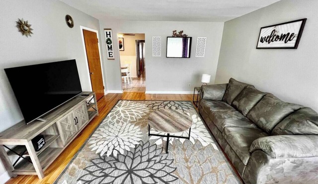 Cincy Furnished Stays Purple Paradise Apartment
