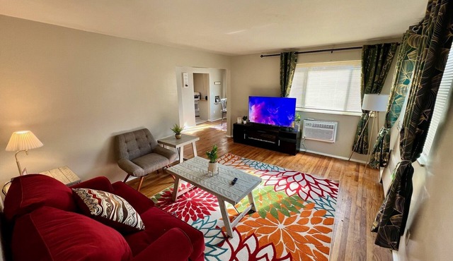 Cincy Furnished Stays Emerald Oasis 1 Bedroom Apartment 13 Minutes to Downtown