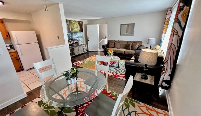 Cincy Furnished Stays Sunrise Blossom 2 Bedroom Apartment 13 Minutes to Downtown