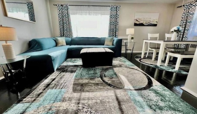 Cincy Furnished Stays Turquoise Tranquility 2 Bdrm Apartment 13 Min to Downtown