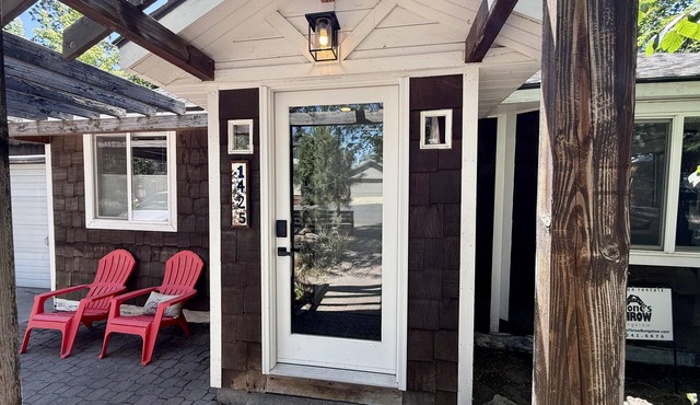 Cinder Cone - Salt Hot Tub, Gas Fireplace, 100+ Mbps Wifi, Bikes, Very Walkable!