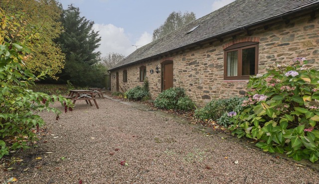 CINDER COTTAGE, romantic, character holiday cottage in Bromyard