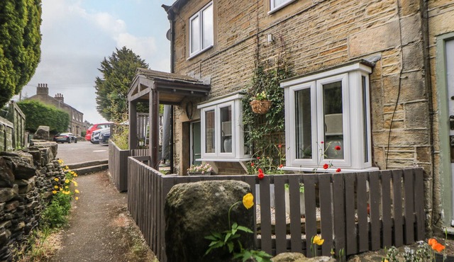 CINDERS COTTAGE, pet friendly, luxury holiday cottage in Holmfirth