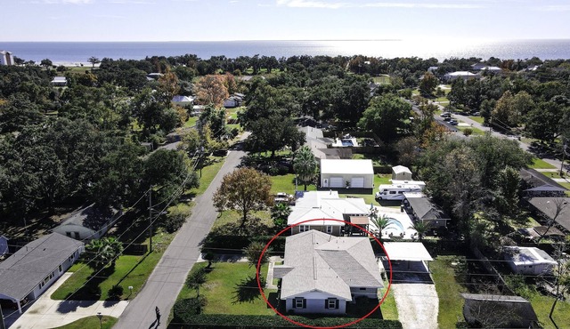 Cindy Lou's Seaside Retreat: Walking Distance to the Beach!