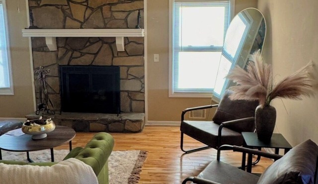 Cinéluxe Retreat- Spacious 4bd Retreat Nestled in Nature & Quiet Nature