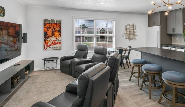 Cinema: 2 Bedroom, Walk to A&M, Comfy King Beds