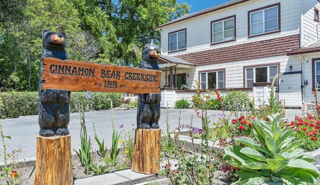 Cinnamon Bear Creekside Inn