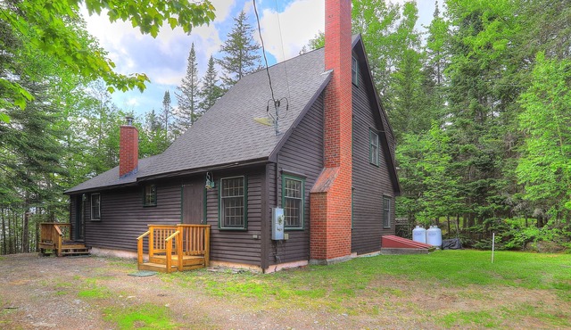 Cinnamon Bear House - Perfectly updated and furnished cottage on the shores of Loon Lake
