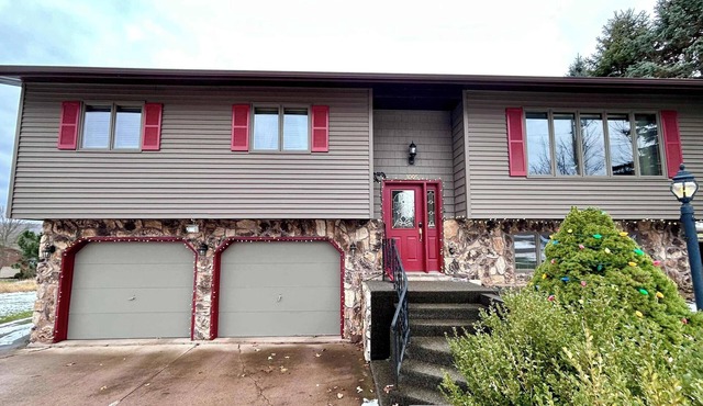 Cinnebar Hideaway ~ Private & Close to Ski Hills!