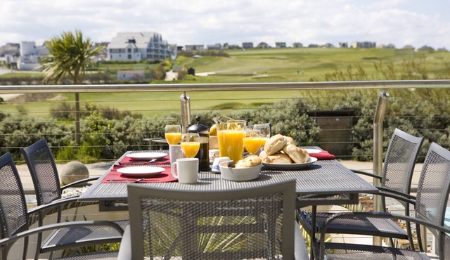 Cinq 5 Zinc is a contemporary and inviting two-bedroom apartment